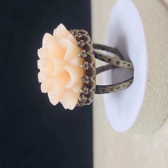 Elegant Floral Ring in Cream and Brasd Tone Size 7.25 - Picture 10 of 17